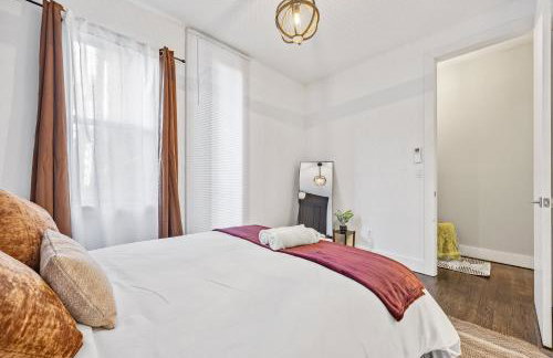 Mid-Century Stay 5BR and 5 Baths w PS5 & Laundry - Foto 18