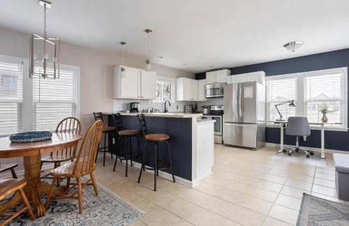 Capitol House - 3 Bed 1 Full and 1 Half Bath, Pet Friendly with Hot Tub walk to Lucas Oil Stadium - Foto 12