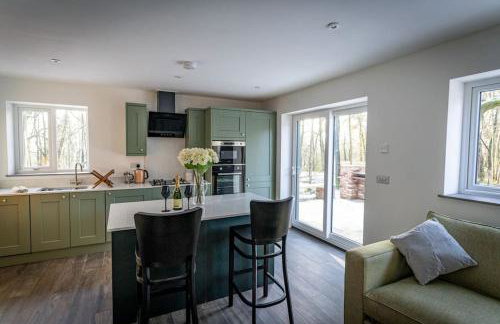 Padley; woodland lodge with hot tub for 2-4 in the Staffordshire Moorlands - Foto 8