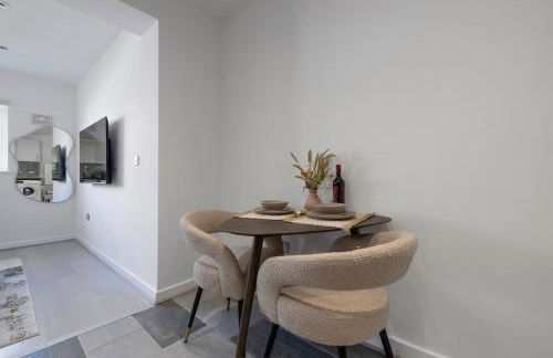 Designer 1BR I Work-From-Home Ready I Fast Wi-Fi - Foto 46