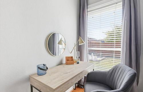 4-BD 2-BA with Backyard Pool Retreat + Game Room - Foto 15