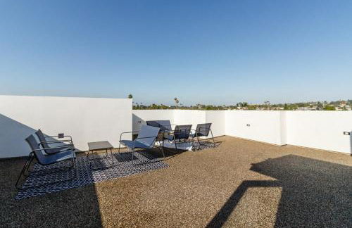 Modern 5 Bedroom Masterpiece With Rooftop Deck - Photo 36