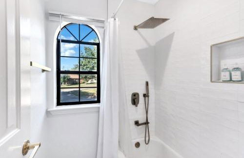 Lakefront Luxe 6BR 4B Home with Pool & Hot Tub - Foto 24