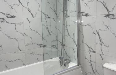 2 Bedroom Apartment - Flitwick - Contractor Friendly - Tourist Ready - Full Kitchen - WiFi - Smart TV - Sofa Bed - FREE Parking - Ideal for Short or Long Stays - Photo 11