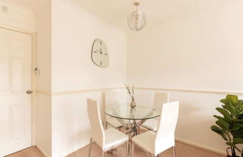 Surrey Stays - 2 Bedroom House, RH1, Contractors Welcome, Sleeps 5 max, 2 Parking Spaces, Near Town Centre, Train Station and Gatwick Airport - Foto 5