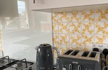 Spacious 2 Bed Village Flat sleeps 4/6 - Photo 10