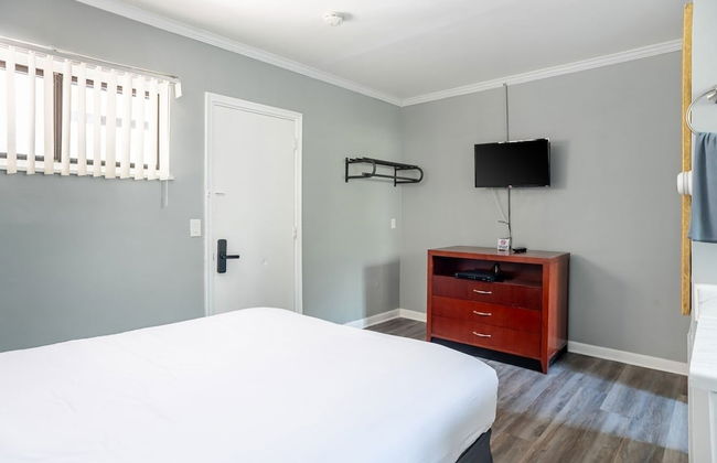 Private Room w/ Bath & Kitchen Access in Brownstown - Foto 13