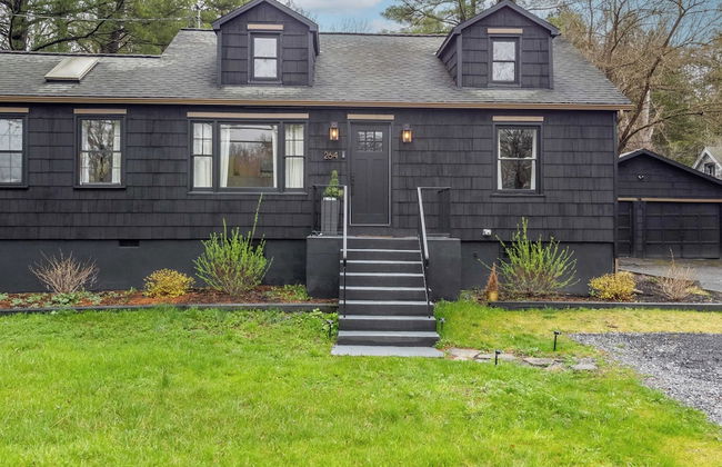 Charcoal Chalet by Avantstay A+ Design w/ Firepit - Foto 36