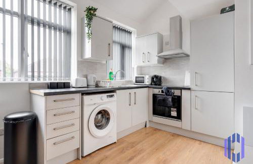 Sophisticated & Stylish Flat near Manchester Airport - Sleeps 9 - Foto 30