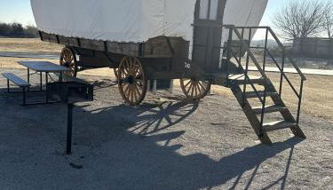 Oklahoma Glamping in this Wonderful Covered Wagon for Family Vacations near Oklahoma City - Foto 1