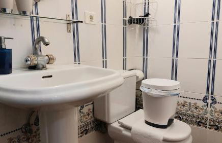 Apartment mit kleiner Innenhof-Terrasse im mediterranen Stil - Foto 9