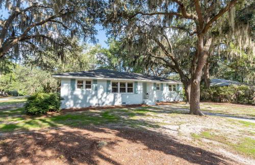 Refinished 3-BR Lowcountry Retreat - Foto 2