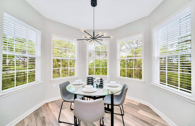 Upstay - Condo Near Disney w Games Pool Sauna - Photo 4