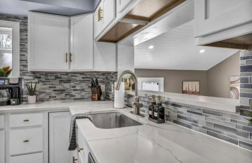 Swim and Relax In our Pool and Hot Tub and Recently Renovated - Foto 7