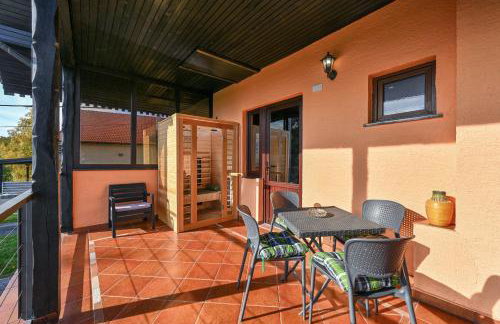 Twin Oasis Retreat with Pool & Spa - Happy Rentals - Foto 44