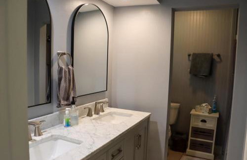 Large home with hot tub in serene wooded setting - Foto 60