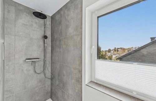 BAT Home Solutions Trierweiler - alles was ein Hotel nicht bietet - 5 Apartments 40 bis 120 qm für bis zu 29 Personen - 5-Raum-Apartment barrierefrei - 60 qm Balkon mit Blick bis Luxemburg - einzeln bis komplett buchbar - 3 Min zur A64 - Foto 41