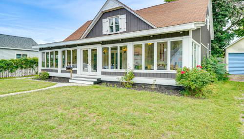 Spacious Vintage Gem with Sunroom in Manistee! - Foto 3