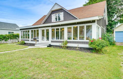 Spacious Vintage Gem with Sunroom in Manistee! - Foto 3