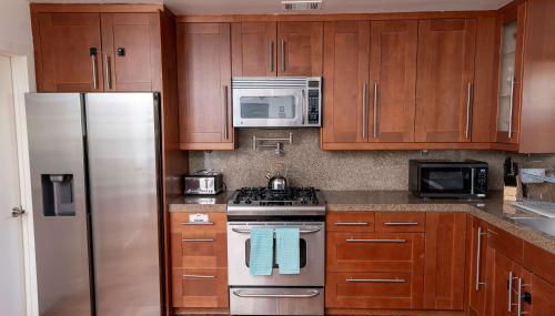 Chic SD Basecamp - Walk to Downtown - Foto 3, stove, toaster