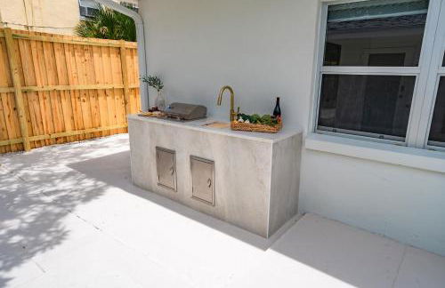 M Lake Worth Beach - Modern Villas Near West Palm Beach, Chic Retro Vibes, King Bed, Cozy Backyard, BBQ, Workspace, High-Speed Internet, Free Parking, 5 Minutes to Downtown & Beach - Foto 25