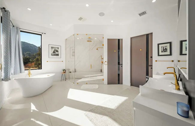 Willow Glen - Hollywood Hills Multi-level Villa With Theater & Pool - Photo 37