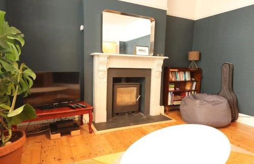 Bright Two Bedroom House with Parking and Garden - Foto 2