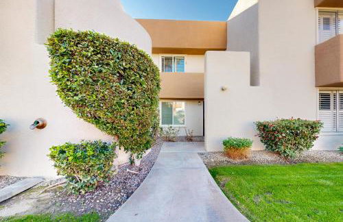 Stylish, Dog-Friendly Condo with Grill, shared Pool and Spa - Close to Downtown - Foto 23