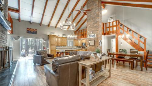 Fire Pit and Grill Spacious Forest Lakes Chalet - Foto 5