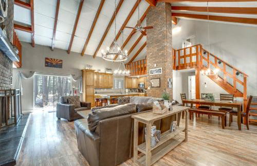 Fire Pit and Grill Spacious Forest Lakes Chalet - Foto 5