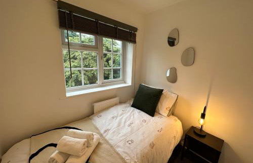 Comfortable 3 Bed House with Garden & Parking - Foto 28