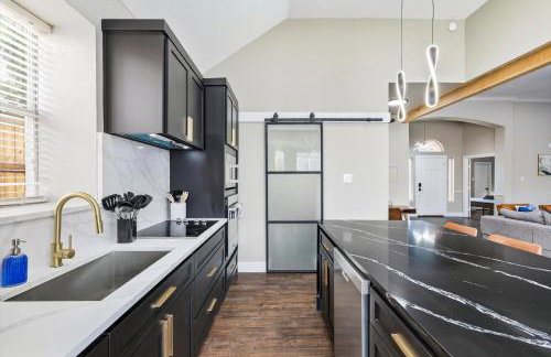 5BD 2BA Vacation Retreat w Pool Hot Tub & BBQ - Foto 16