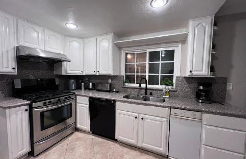 Bright & Spacious 5BR Modern Vacation Home - Near Disneyland & Beaches - Photo 12