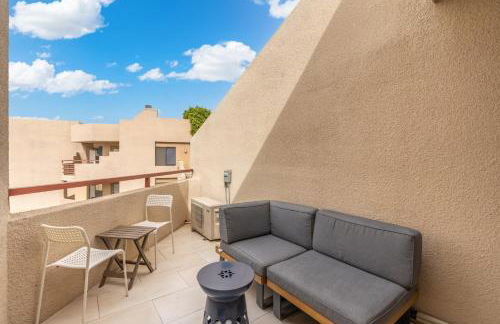 Mid-Century, Two-story with private Balconies & Pool view - Foto 31