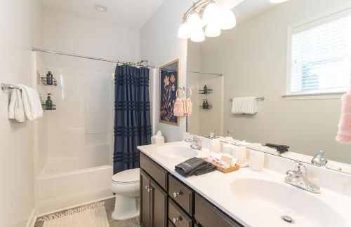 Fam-Biz Friendly 3BD with Fire pit & BBQ - Downtown - Foto 17