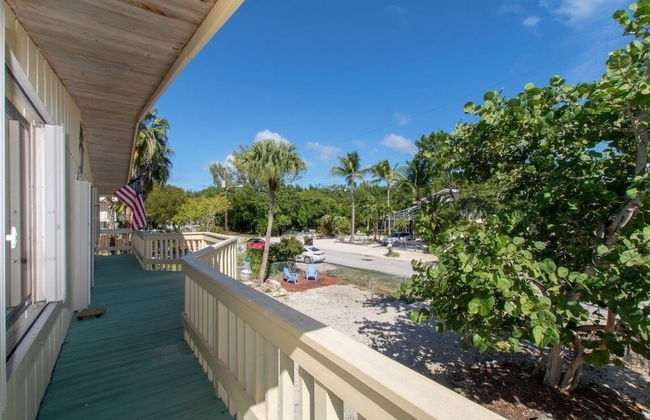 Beautiful Updated Stilted Home Makes For A Super Getaway. 3 Bedroom Home by RedAwning - Foto 43