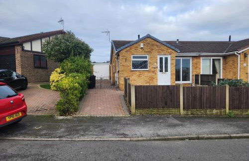 Peaceful 2-Bed Bungalow with Garden & Parking in Bramley Village, Rotherham - Foto 4