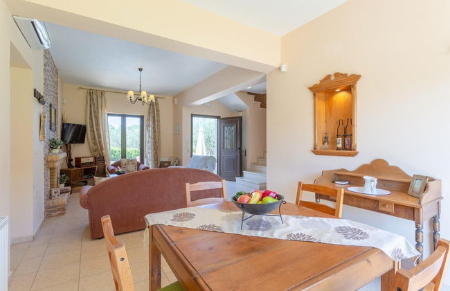 Villa Eufrosini Large Private Pool Walk to Beach Sea Views A C Wifi Car Not Required - 2301 - Foto 3