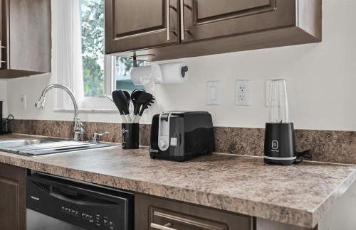 Chic Boca Raton Apartment Pool WiFi Parking - Photo 4