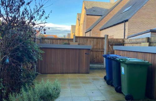 Homely, Cosy & Contemporary 4 BDR house with Garden & Parking 5 mins drive to Addenbrookes & Papworth hospitals & Bio Medical campus - Foto 8