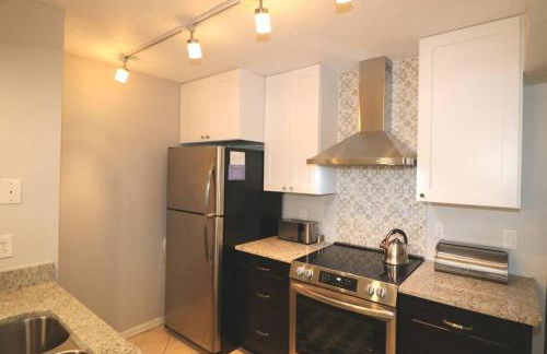 SPECTACULAR, NEW Professional Decor, Near Dis, NO Steps, Pool, Patio, LOW Rates! - Foto 25