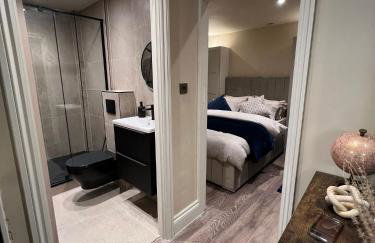 2 bedroom self catering detached outhouse with garden area - Photo 18