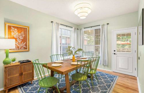 Resort Style Backyard Pool Pickleball Court - Foto 23