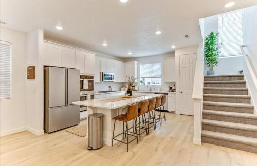 Modern 4BR Home Rooftop Patio Mountain Views - Foto 13