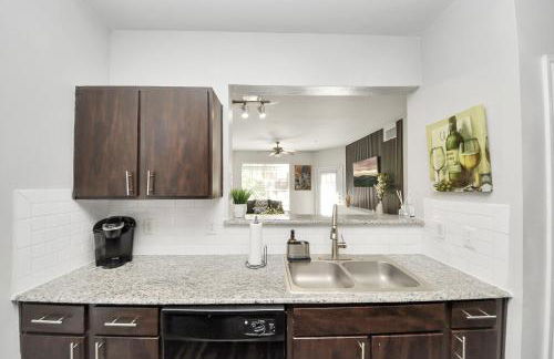 Cozy 3-Bd Haven Close to Med Center & Downtown HTX - Foto 27