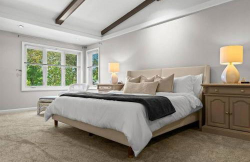 NEW! 4BR I Indoor Pool on the Bay in Boat Town USA - Foto 19