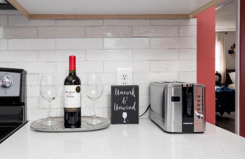 Rear deck w/ Soaking tub + Wi-Fi & Parking - Foto 15