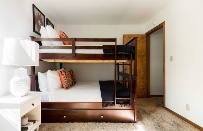 Wolfe by Avantstay 5mins Northstar! w/ Hot Tub, Fireplace, 2 Private Decks! - Foto 17