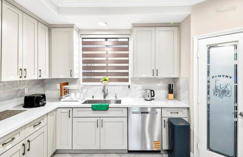 Spacious 6BR Stay with Parking and Near DTLA - Foto 40