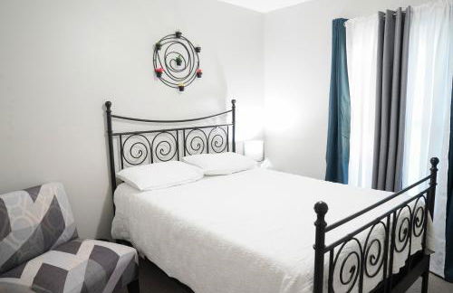 Queens Hidden Gem with Game Room 5 beds sleeps 9 - Foto 9